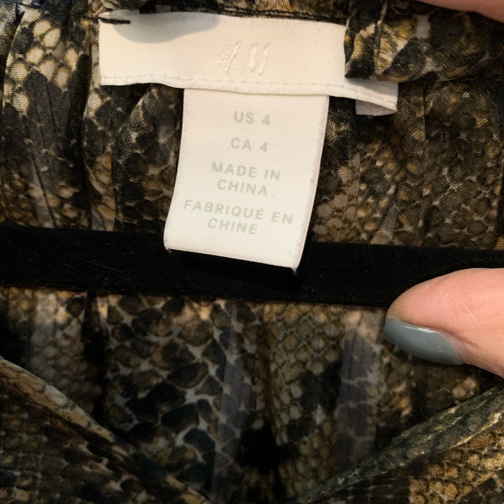 H&M sheer green/gold python patterned polyester top. Size US 4. - Picture 3 of 8